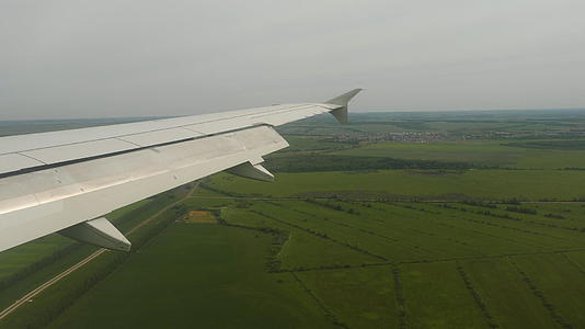 从飞机窗口到森林和田野的视图视频的预览图