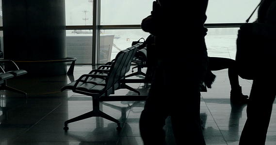在机场休息室等候的乘客视频的预览图