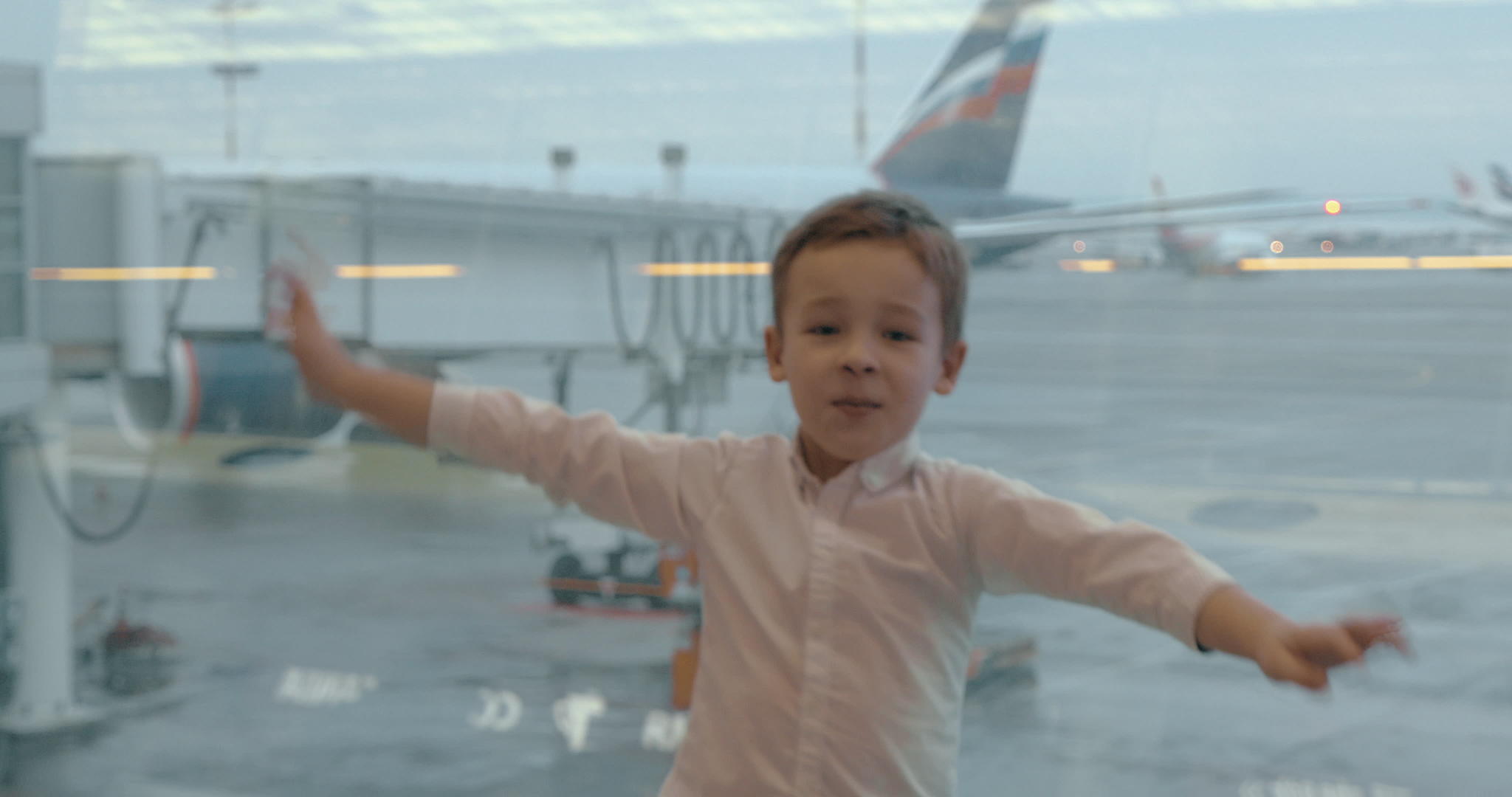 机场里的孩子假装是飞机视频的预览图