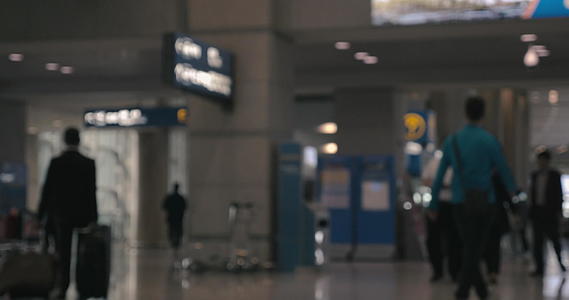 机场大厅的人员和机组人员视频的预览图