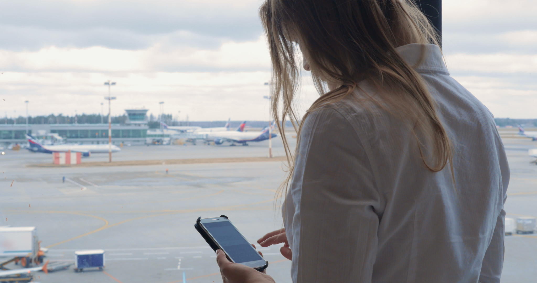 在手机上发送短信查看机场区域视频的预览图