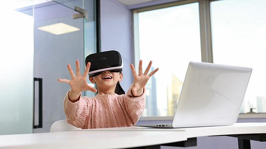 戴着VR眼镜的小女孩视频的预览图