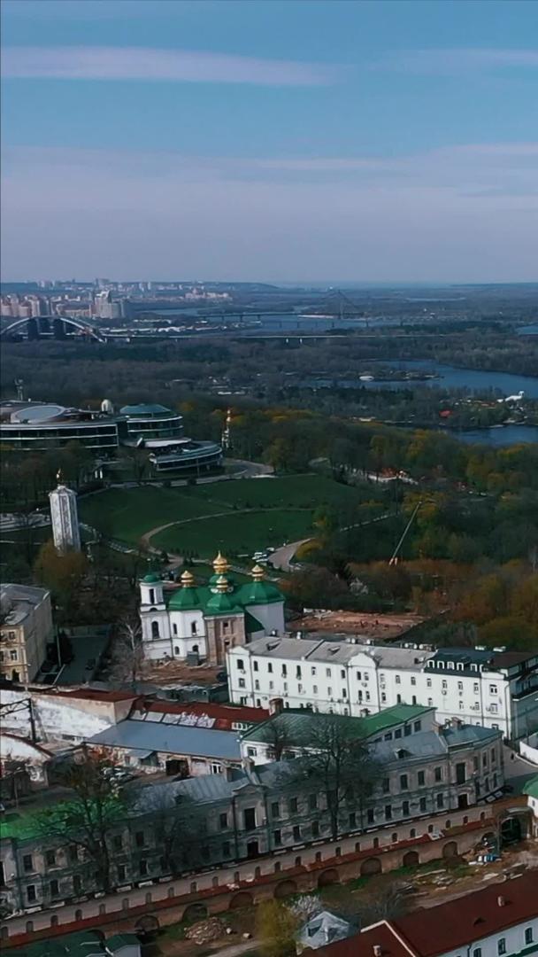在全市范围内通过基辅东正教会鸟瞰塔楼视频的预览图