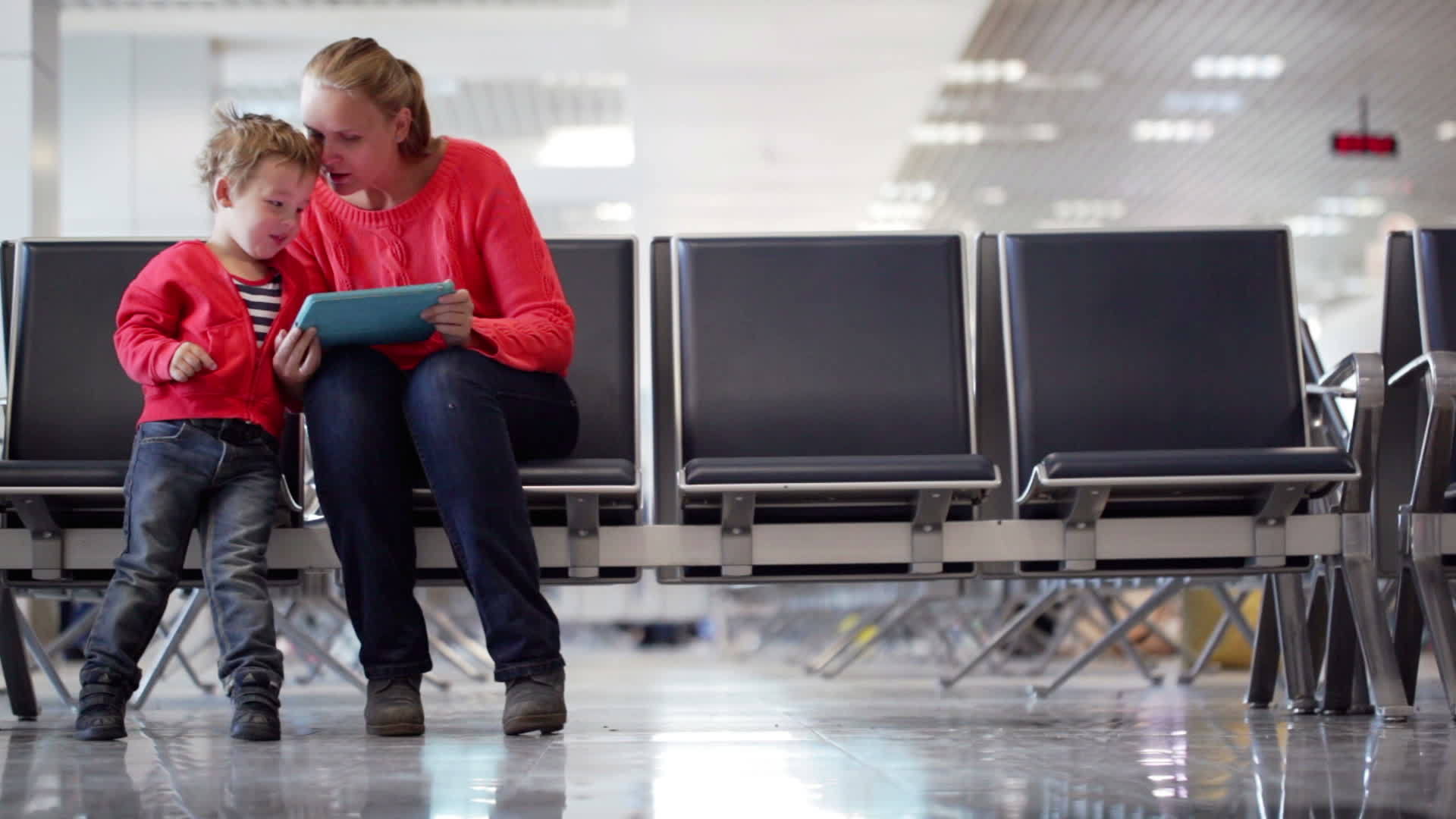年轻的母亲和儿子在机场等候视频的预览图