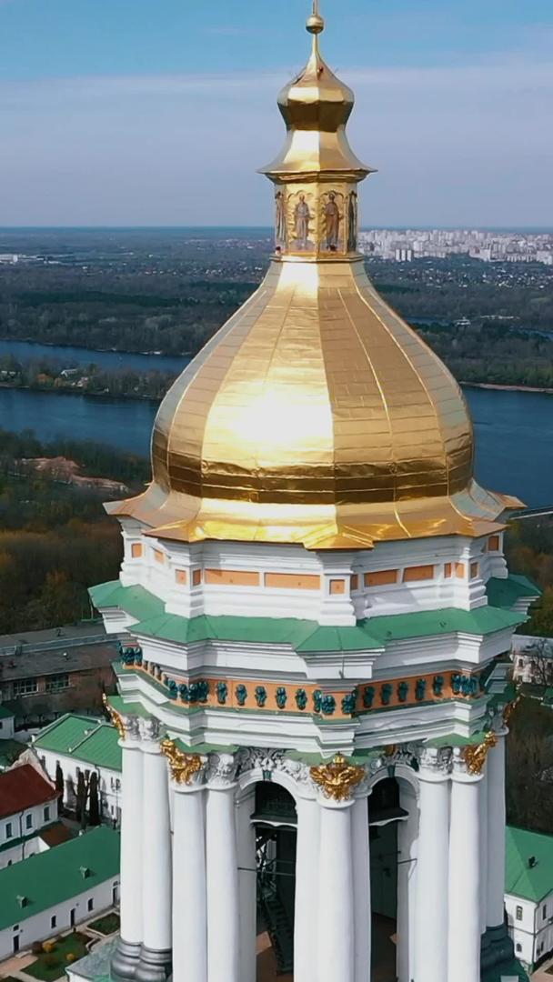 在全市范围内通过基辅东正教会鸟瞰塔楼视频的预览图