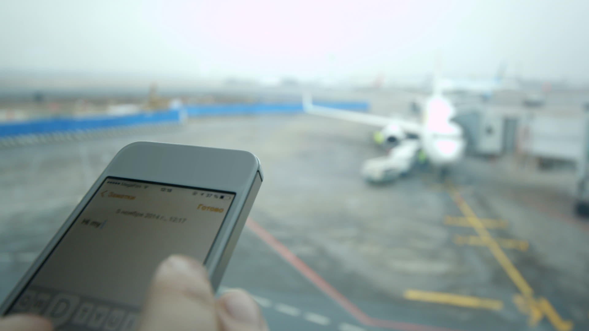 在机场智能电话中输入文本信息视频的预览图