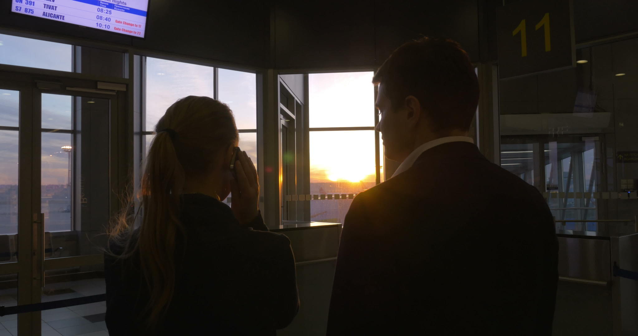 日落时机场的年轻人视频的预览图