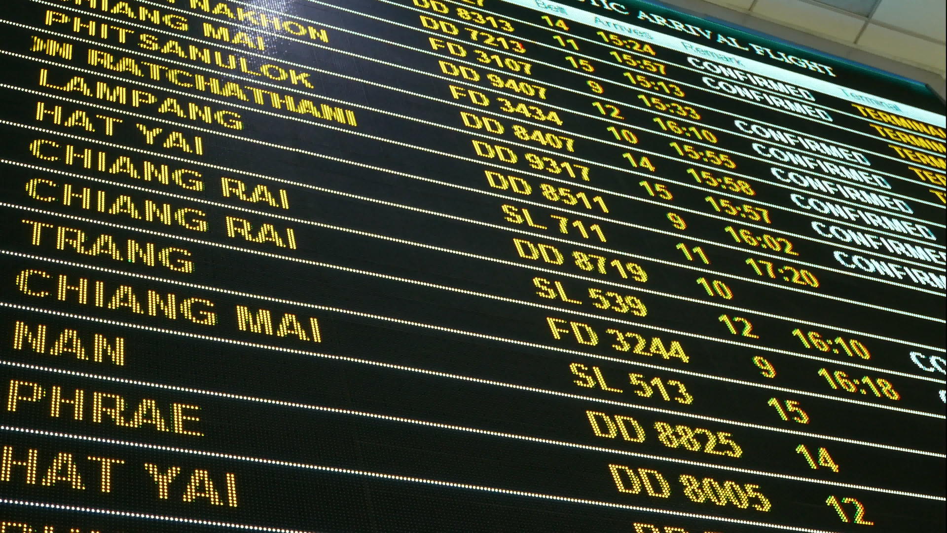 镜头LED数字机场航班信息状态板显示目的地航空公司视频的预览图