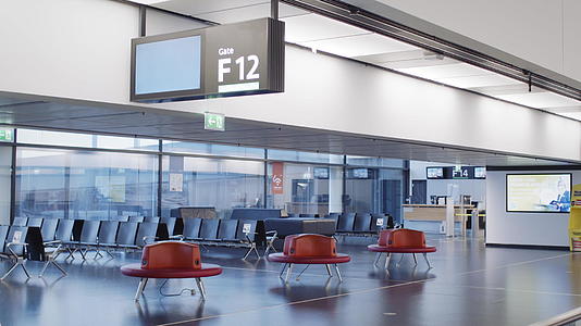 科幻时期的Vienna机场视频的预览图