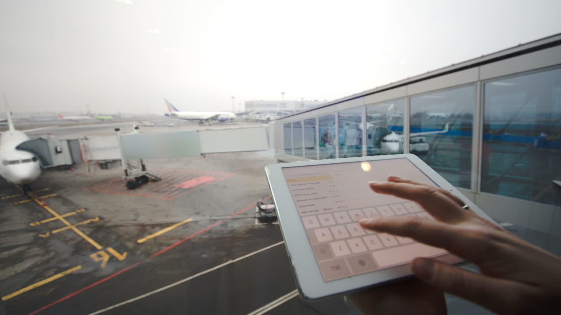 女性在机场使用平板电脑视频的预览图