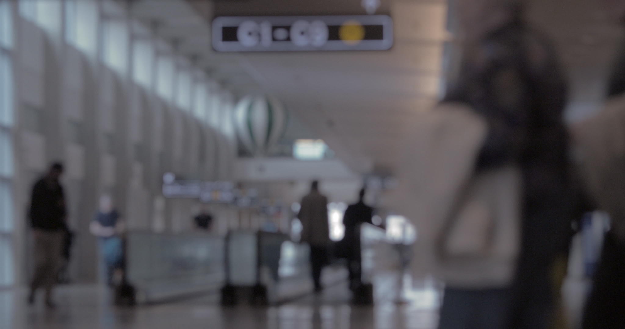 与人和旅行者一起模糊机场大厅视频的预览图