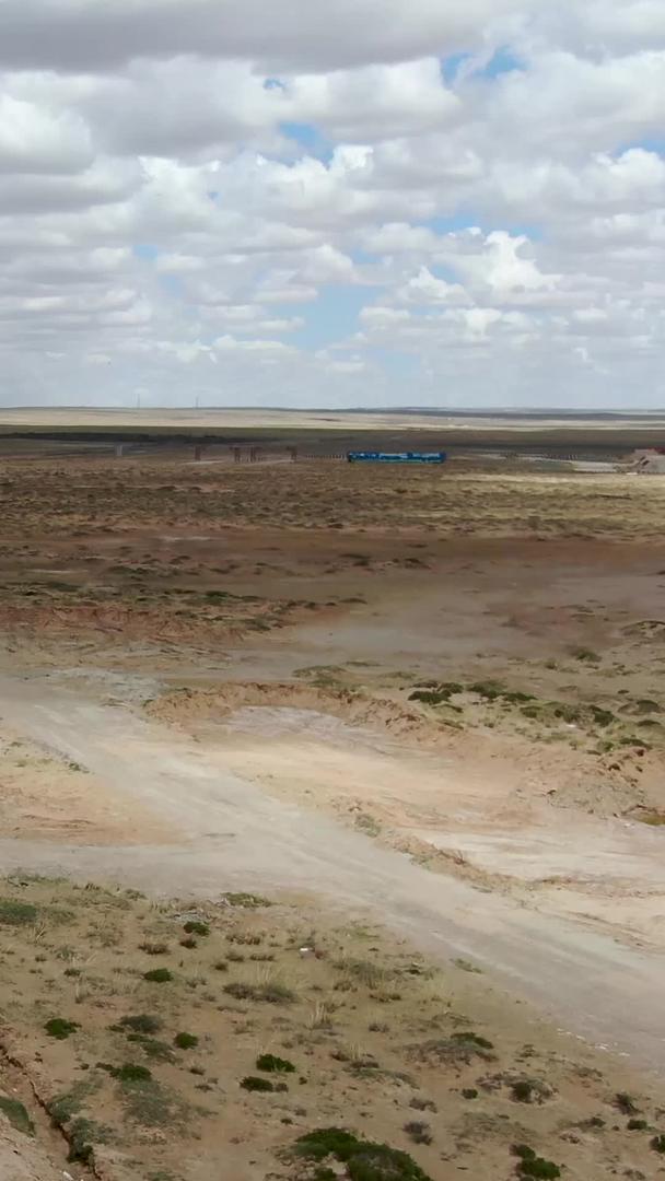 戈壁航拍边境公路视频的预览图