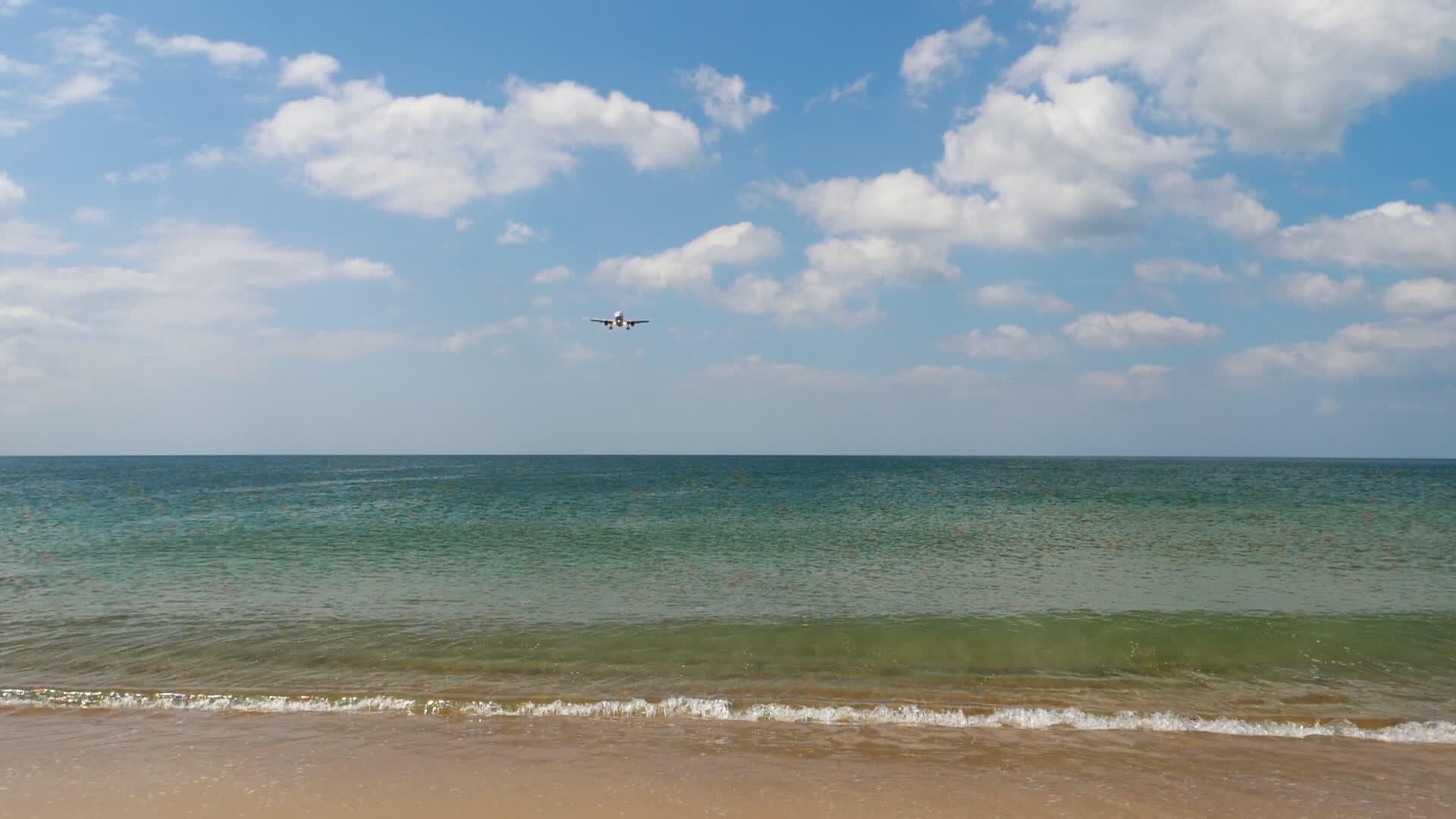 飞越海洋海滩的客机视频的预览图