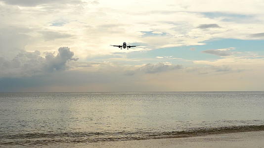 飞机从海边接近上空视频的预览图