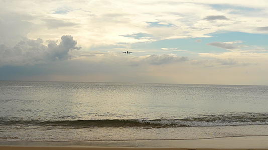 飞机从海边接近上空视频的预览图