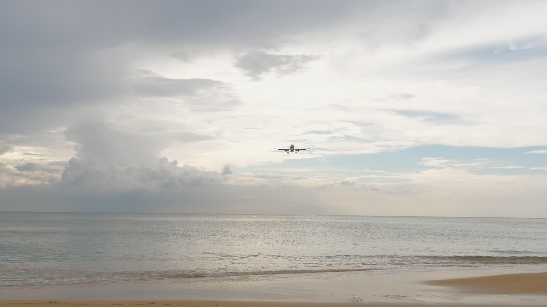 飞机从海上接近视频的预览图