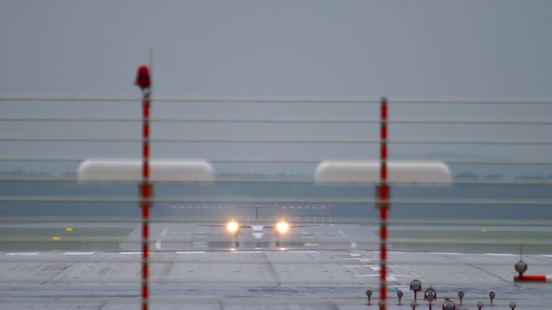 起飞前涡轮螺旋飞机加速飞行视频的预览图