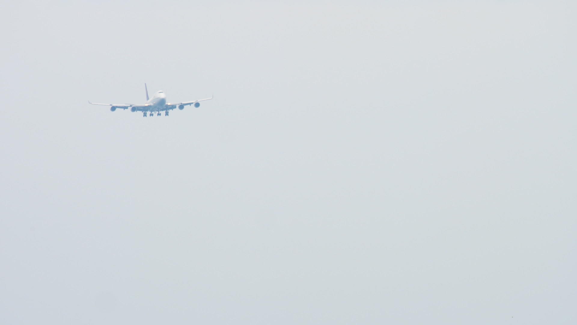 四架发动机飞机接近海洋视频的预览图