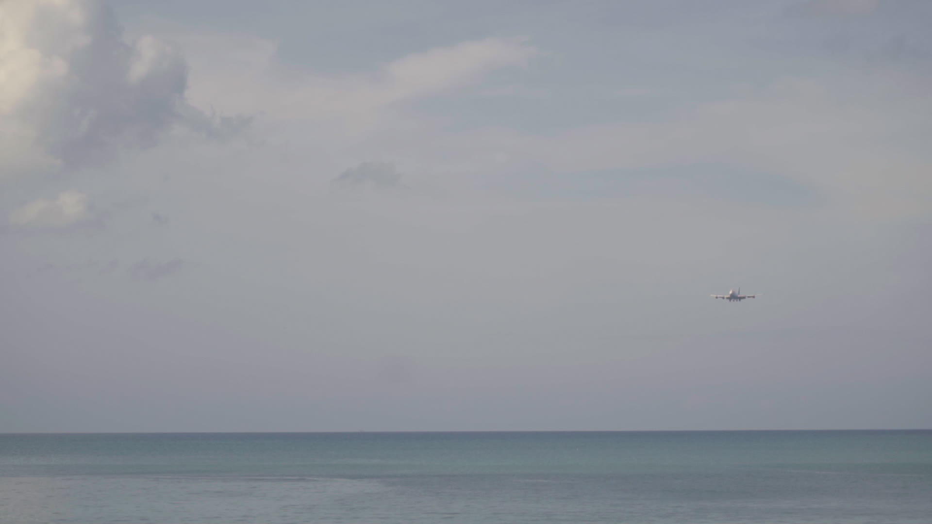 宽体客机靠近海洋视频的预览图