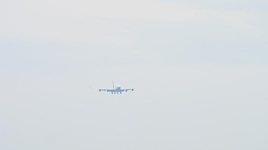 四架发动机飞机接近海洋视频的预览图