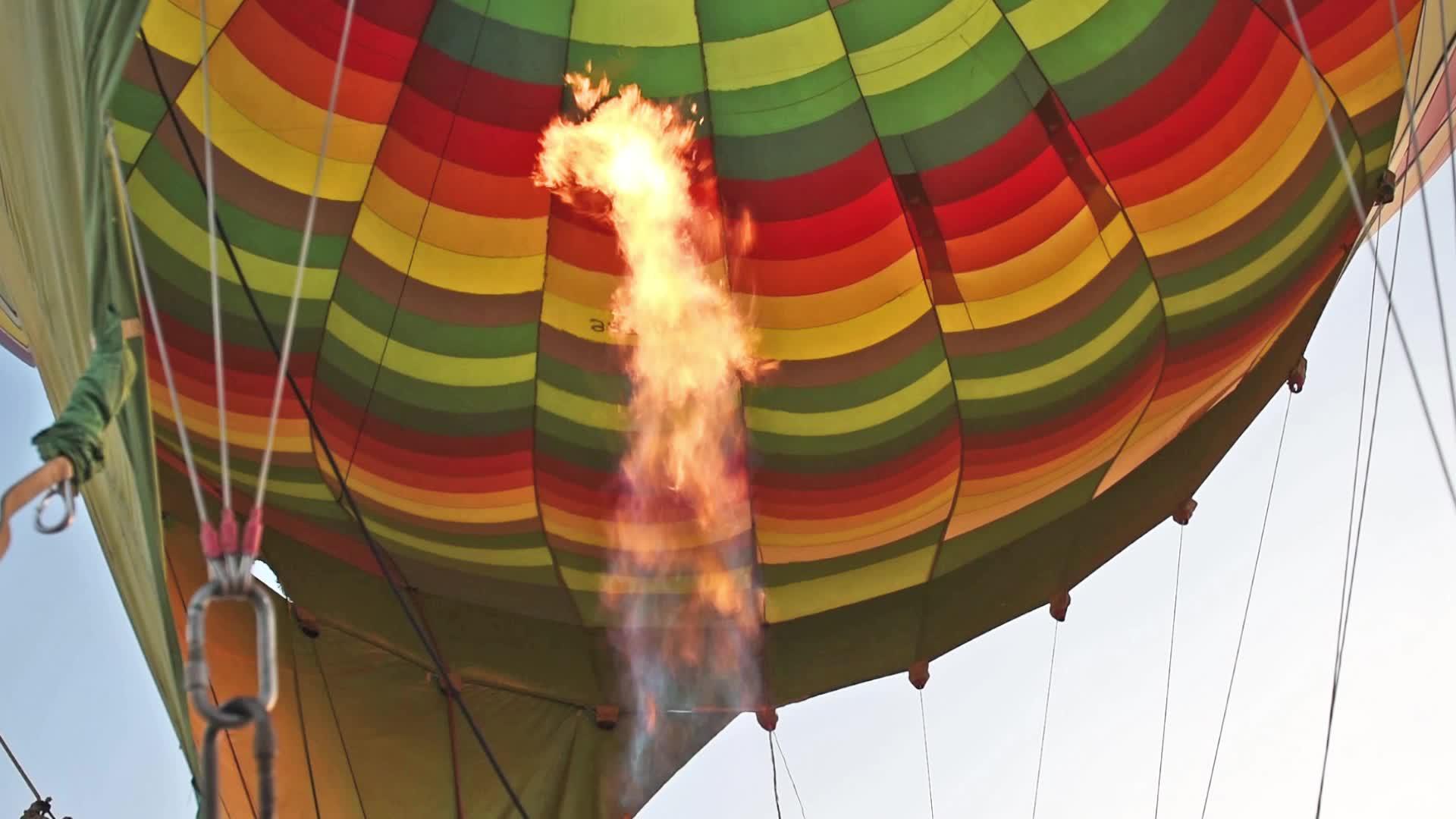 气体燃烧器填充热空气气球视频的预览图
