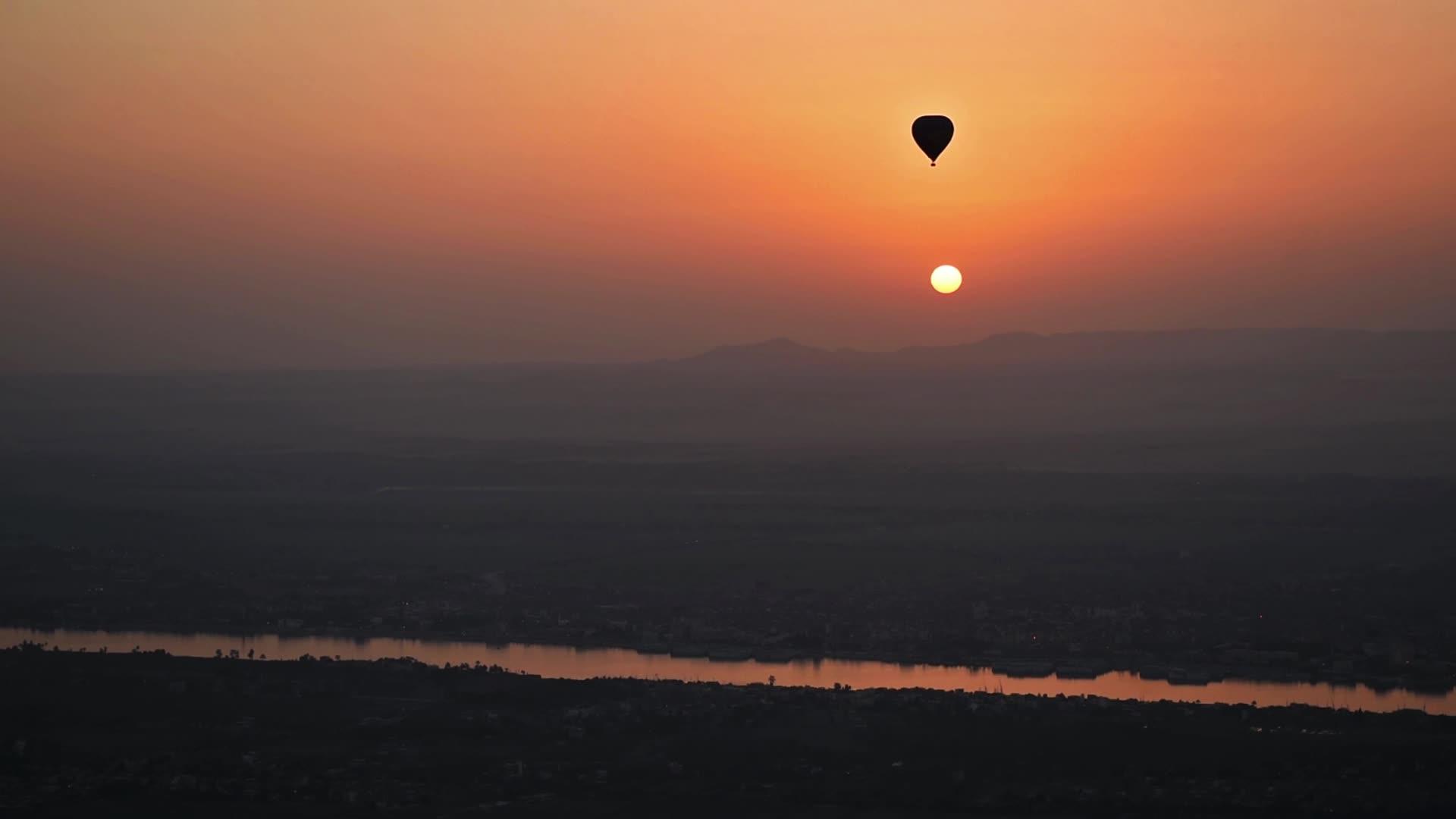 黎明时热气球在风中飞翔视频的预览图