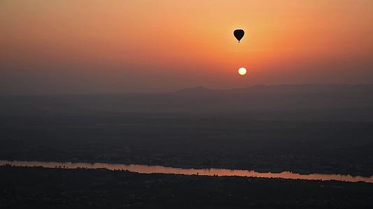 黎明时热气球在风中飞翔视频的预览图