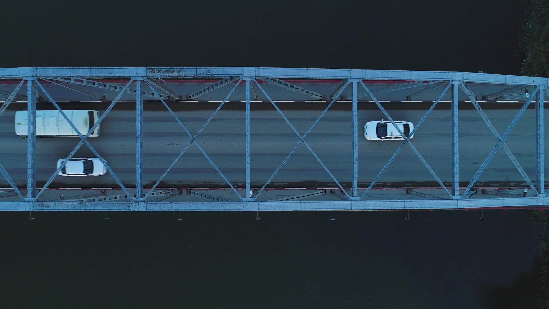 汽车飞过桥在空中垂直观察视频的预览图