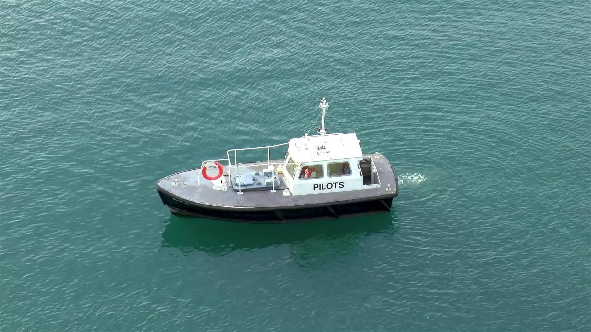 领船停靠在游轮旁视频的预览图