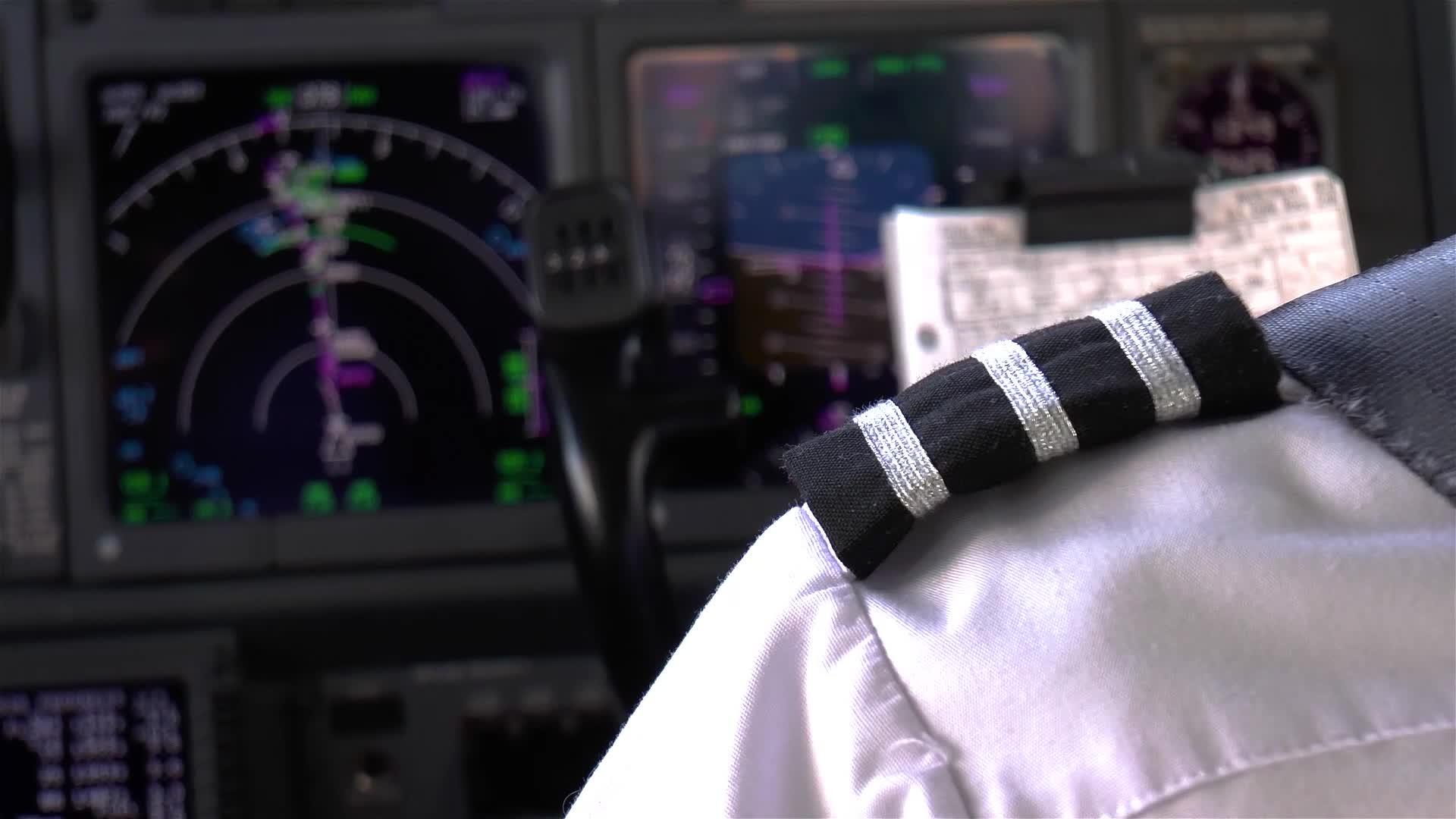在现代飞机的飞行甲板上视频的预览图