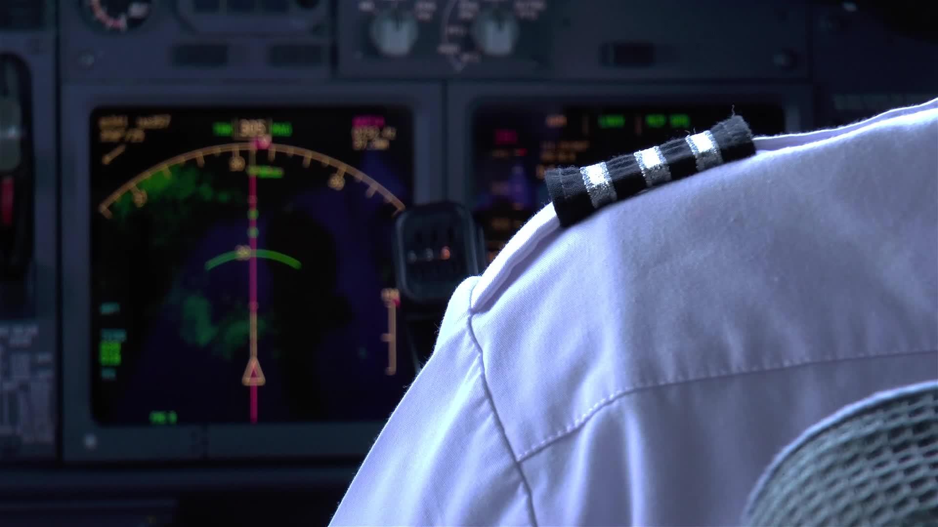 在现代飞机的飞行甲板上视频的预览图