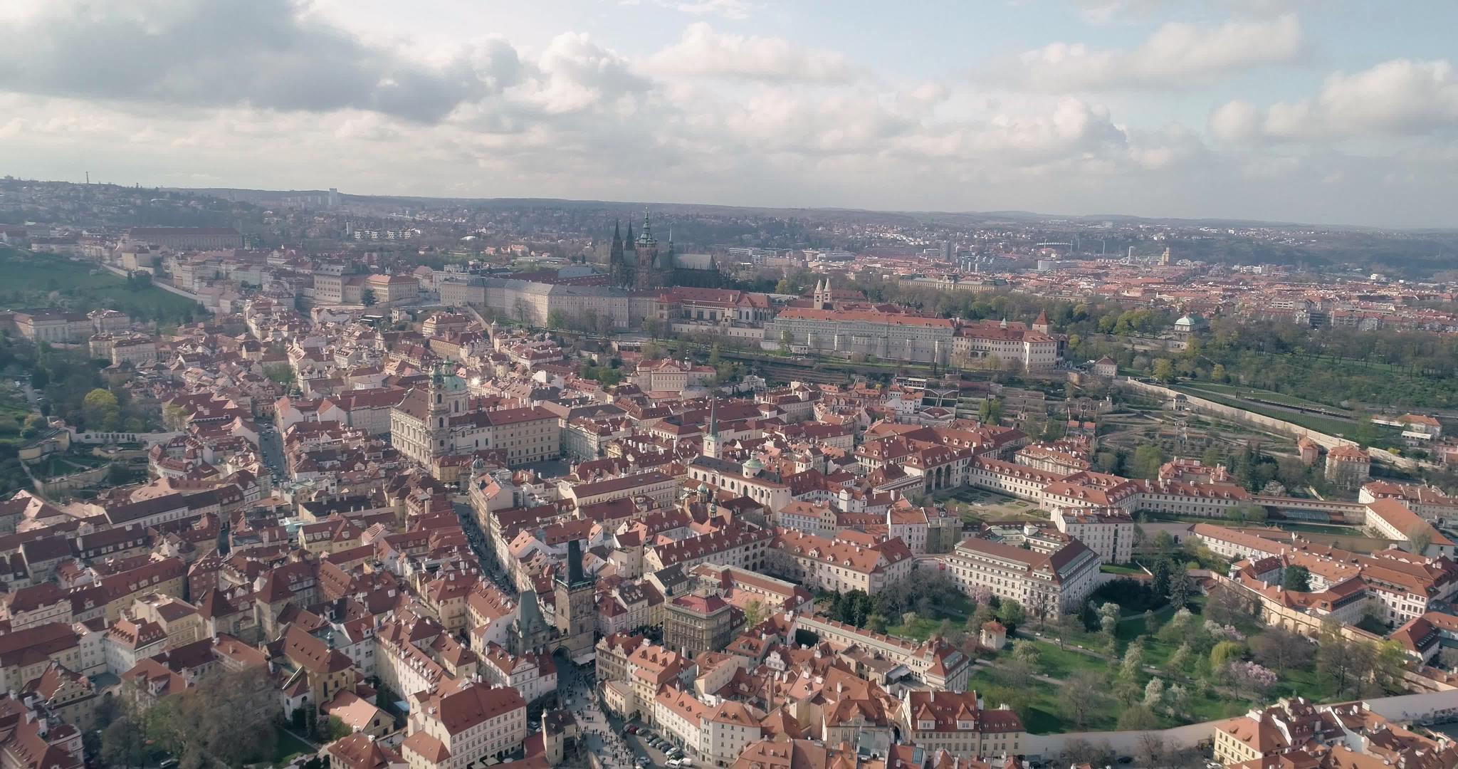 旧宫殿的基地拍摄圣维特大教堂布拉格捷克共和国4K视频的预览图