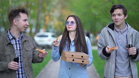 人们吃披萨环游城市视频的预览图