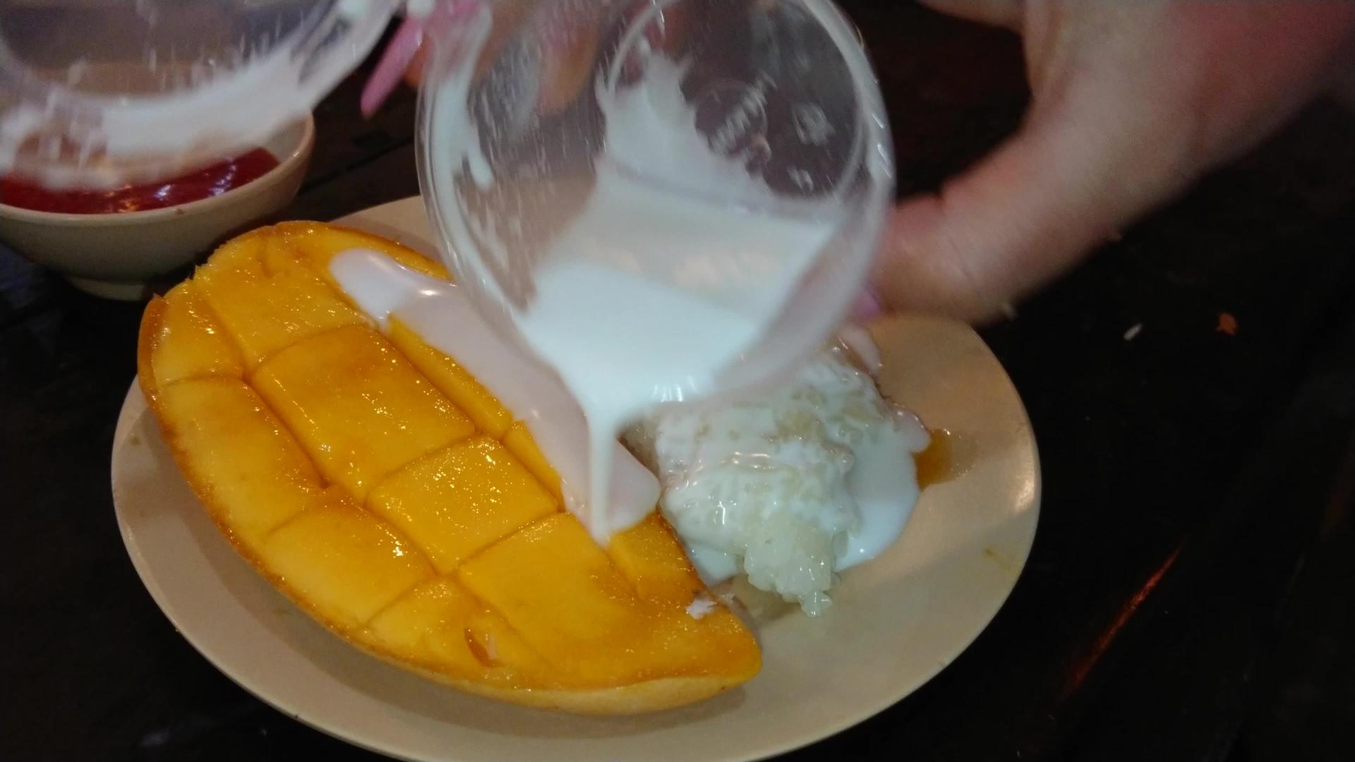 甜芒果加米饭和椰奶视频的预览图