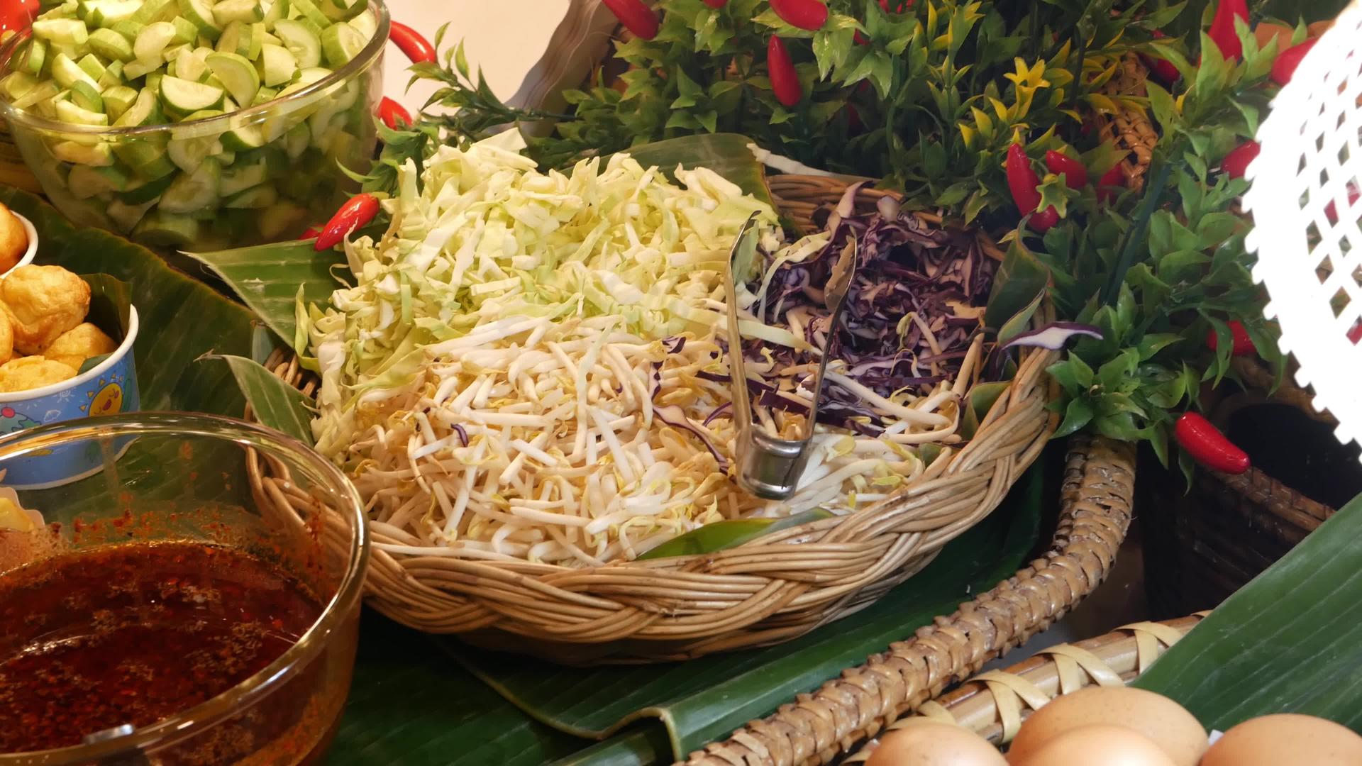 摊位上的新鲜街头食品各种新鲜的传统泰国食品视频的预览图