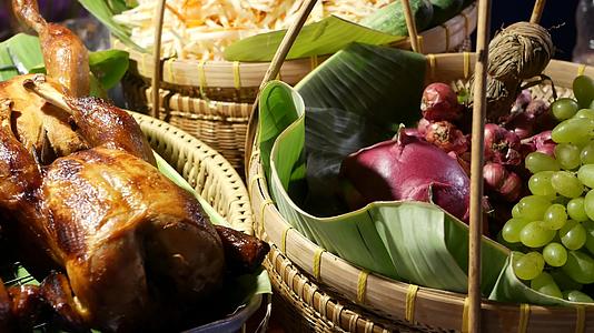 传统的泰国街头餐厅有烤鸡和水果的篮子视频的预览图