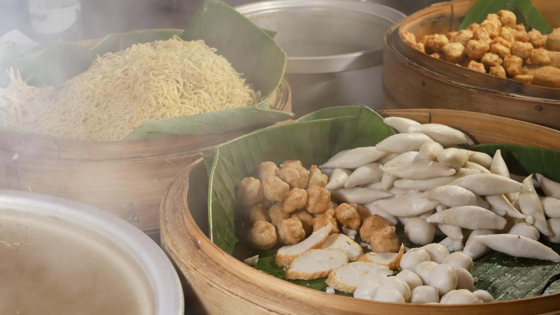 在城市街头小餐馆的摊位上 餐馆里有各种亚洲菜肴的碗视频的预览图
