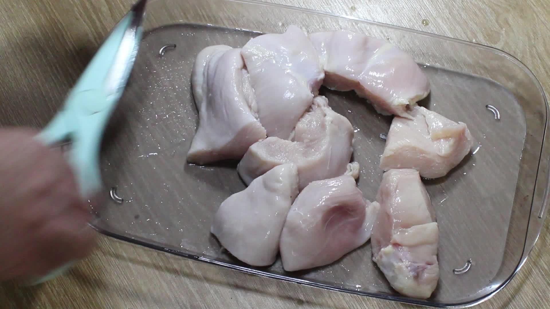 用锋利的肉剪刀把鸡胸肉切成碎片视频的预览图