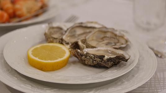 晚上在冰上的牡蛎情人节餐厅餐厅预留了一张桌子视频的预览图