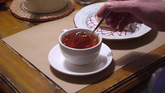从茶壶倒茶杯视频的预览图