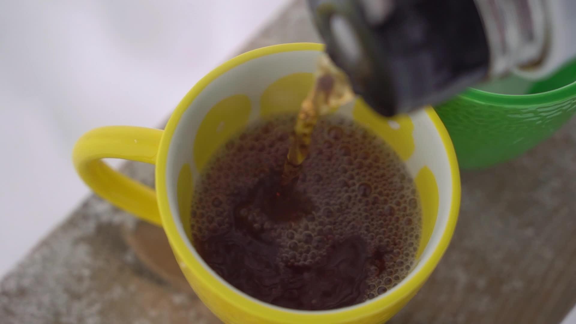 将茶杯倒入热水中视频的预览图