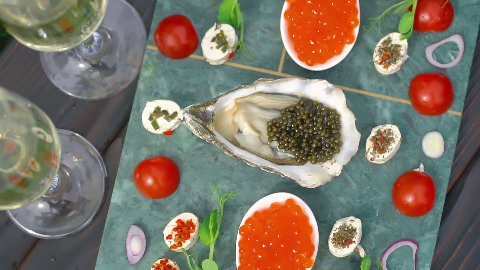 新鲜鱼子酱和海鲜零食视频的预览图