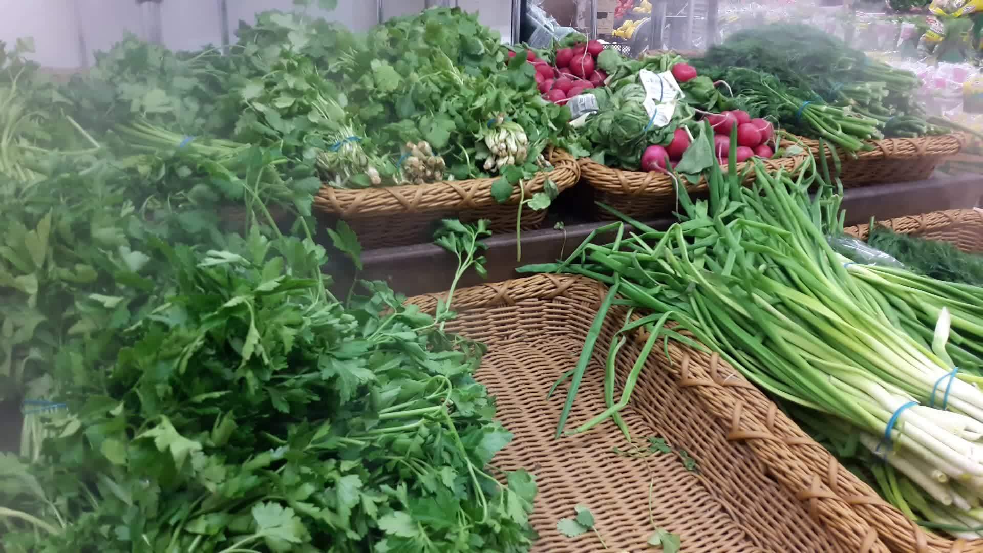 超市柜台的绿色增湿器视频的预览图