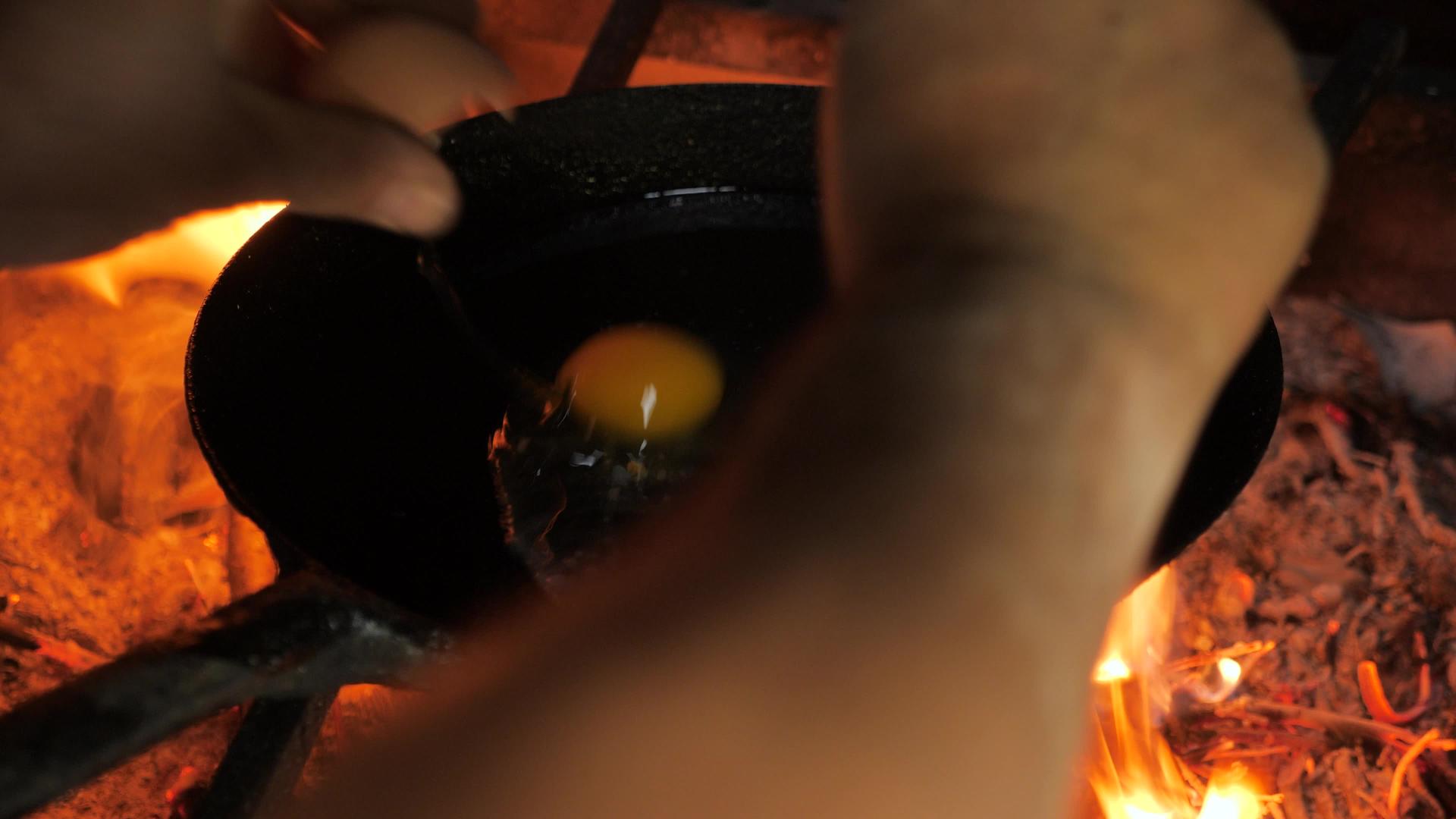 在砖炉里燃烧食物篝火壁炉烧木头在煤上煎鸡蛋视频的预览图