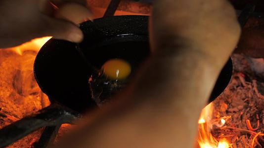 在砖炉里燃烧食物篝火壁炉烧木头在煤上煎鸡蛋视频的预览图