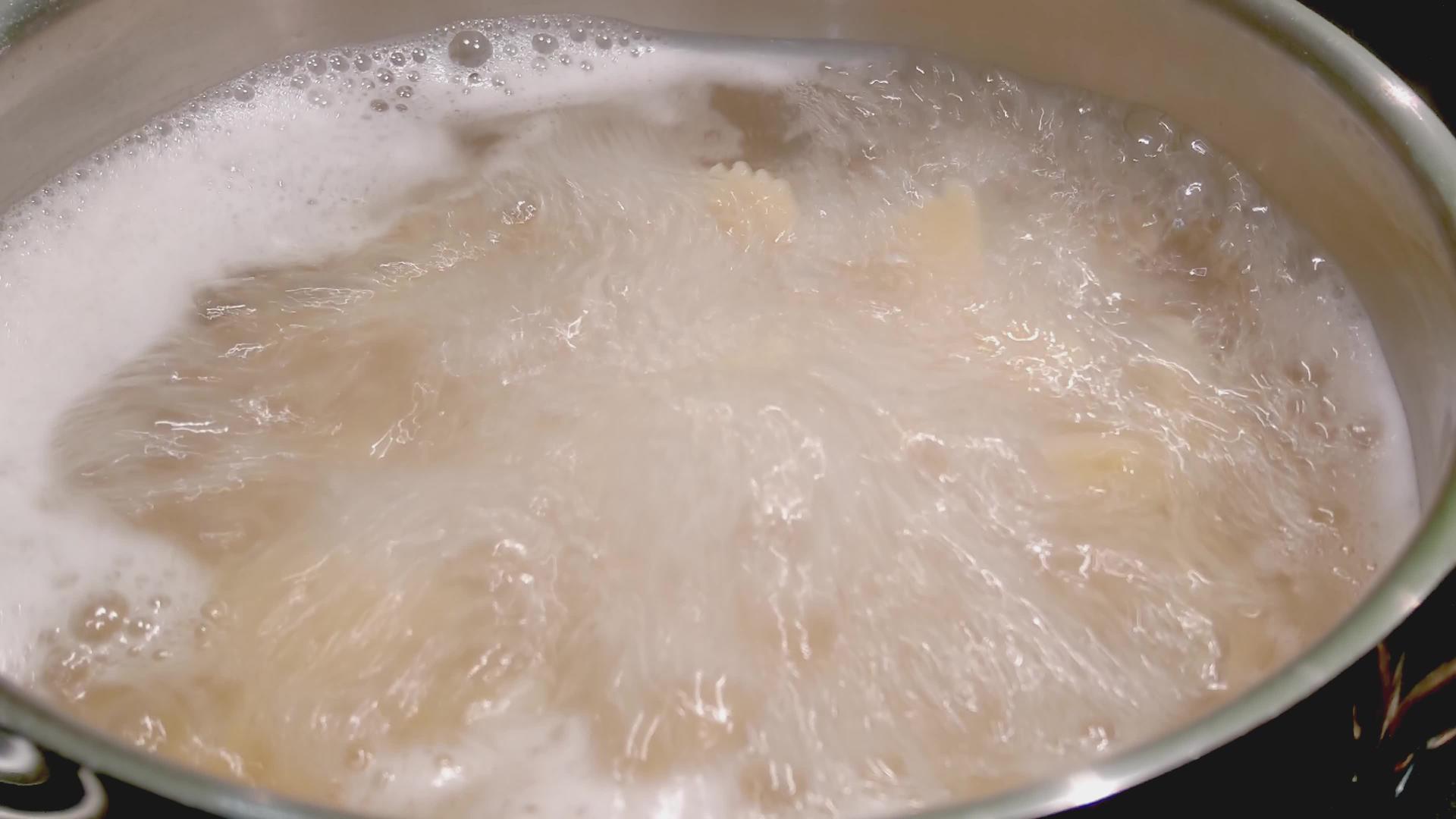 关于烹饪意大利面过程的特写视频的预览图
