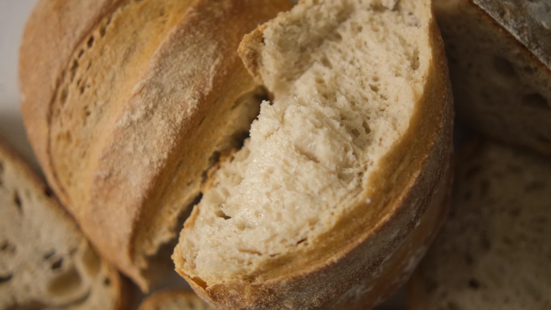 碎面包质地面包店的新鲜面包旋转木桌视频的预览图