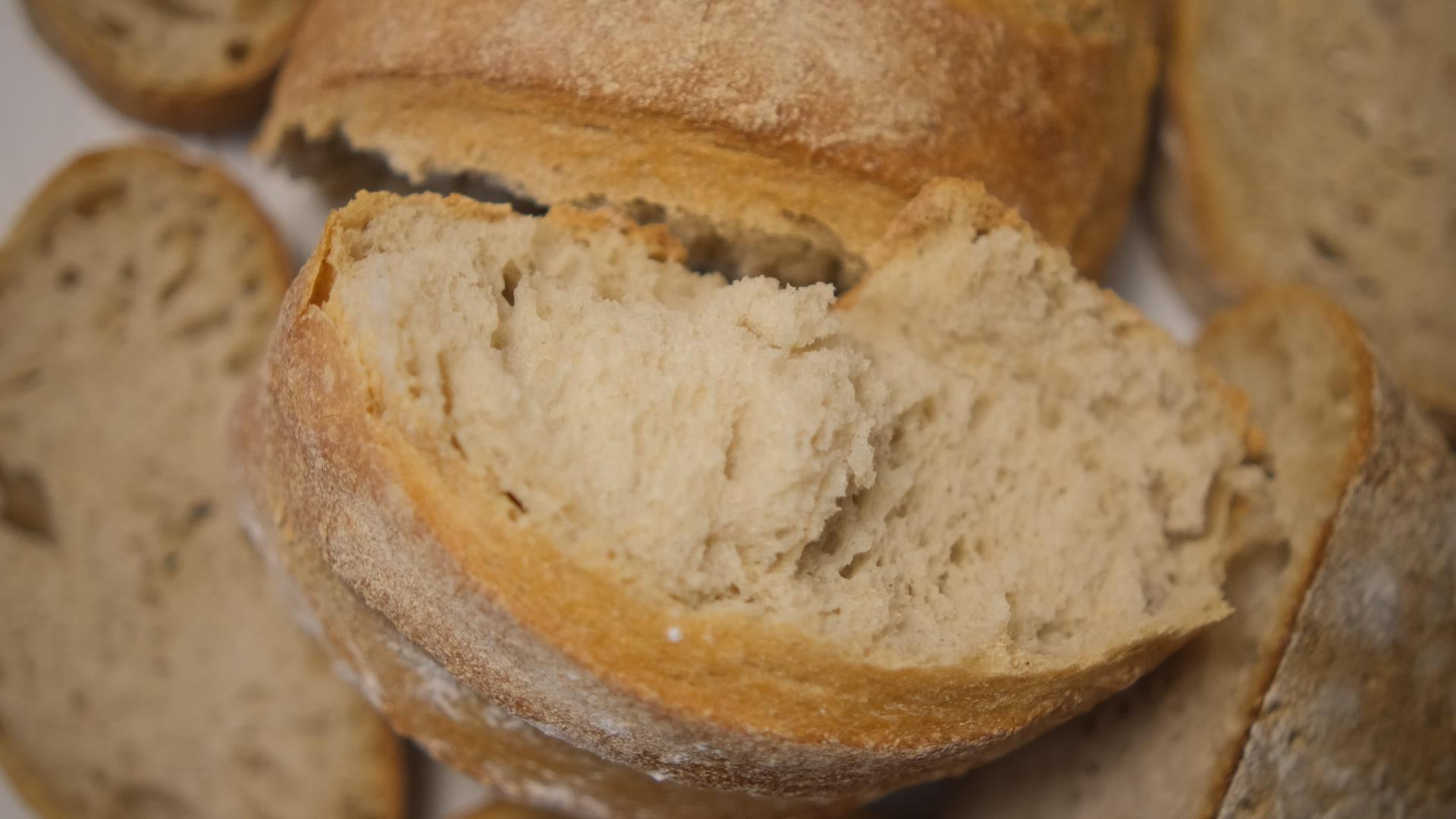 碎面包质地面包店的新鲜面包旋转木桌视频的预览图