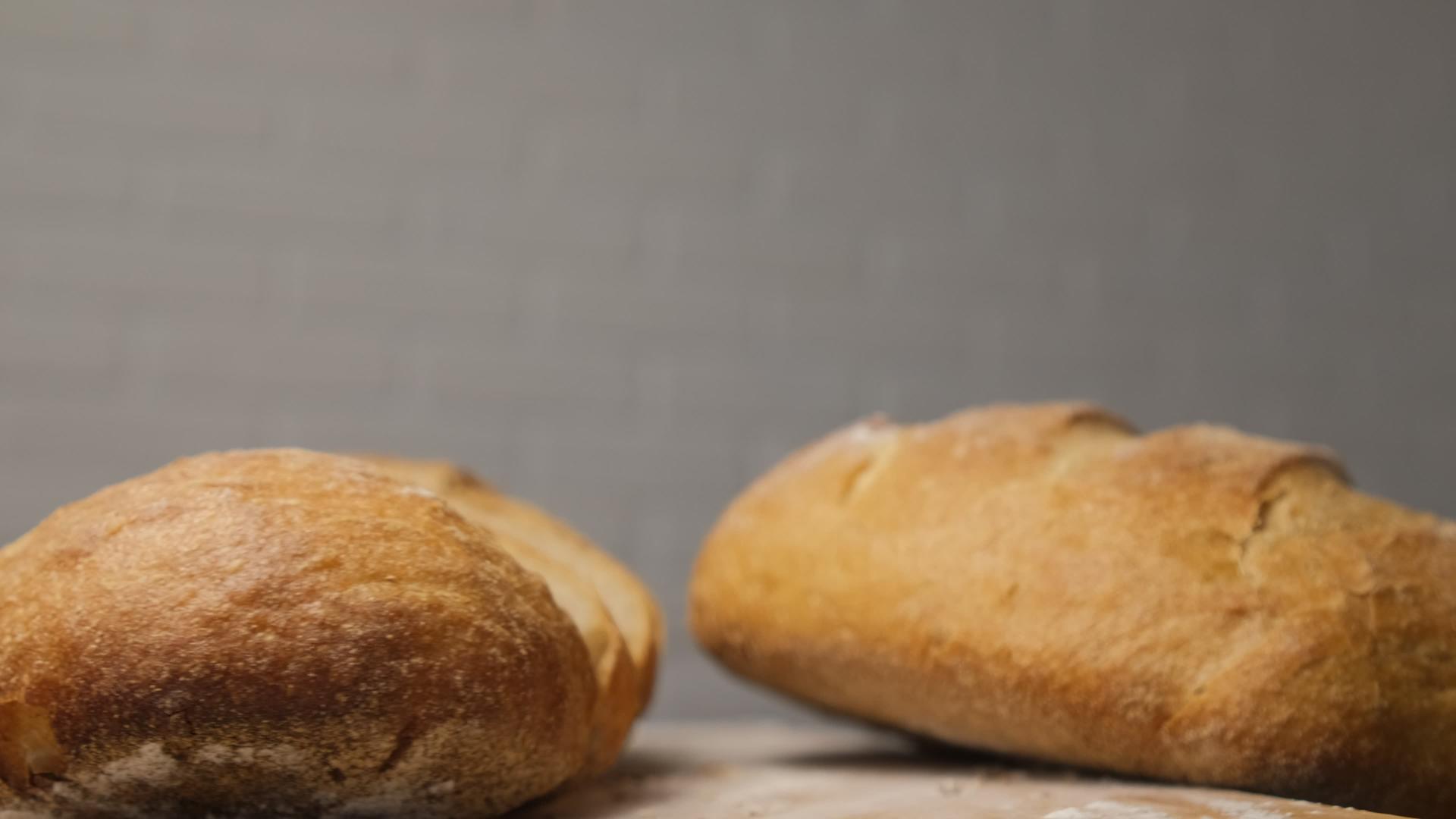 面粉面包房烹饪过程为4k分辨率捕获白砖背景的选择性焦点视频的预览图