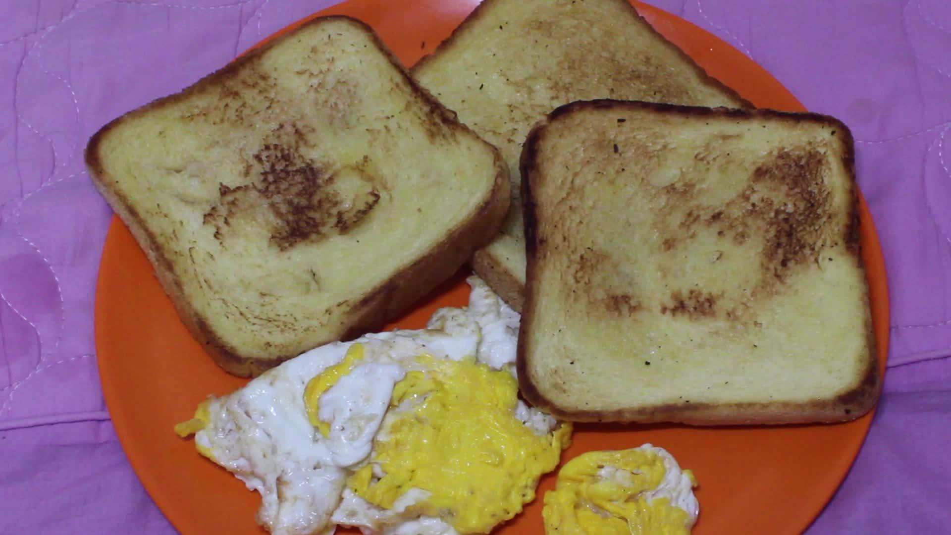 自己做的早餐面包和煎蛋卷视频的预览图